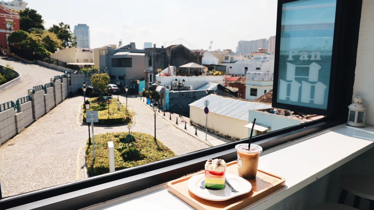 你以為你來誠品咖啡，是為了這扇窗