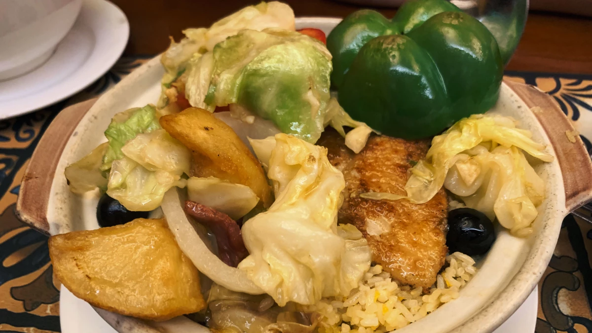 在噴水池人潮裡，有一條「救命巷」