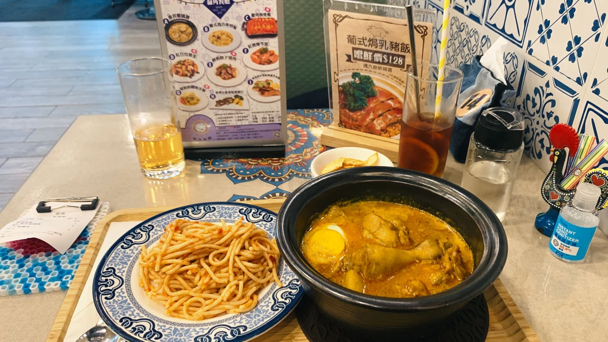 在筷子基的夜色裡，有一隻螢火蟲