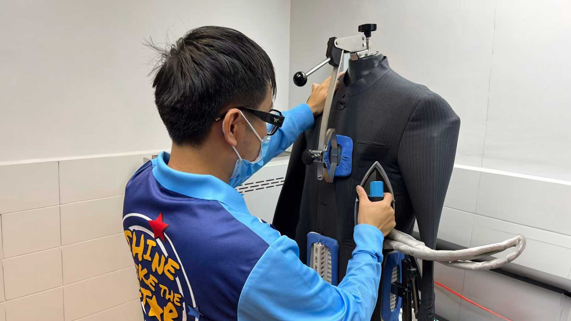 當一件西裝被燙平  其實是一份尊嚴被重拾