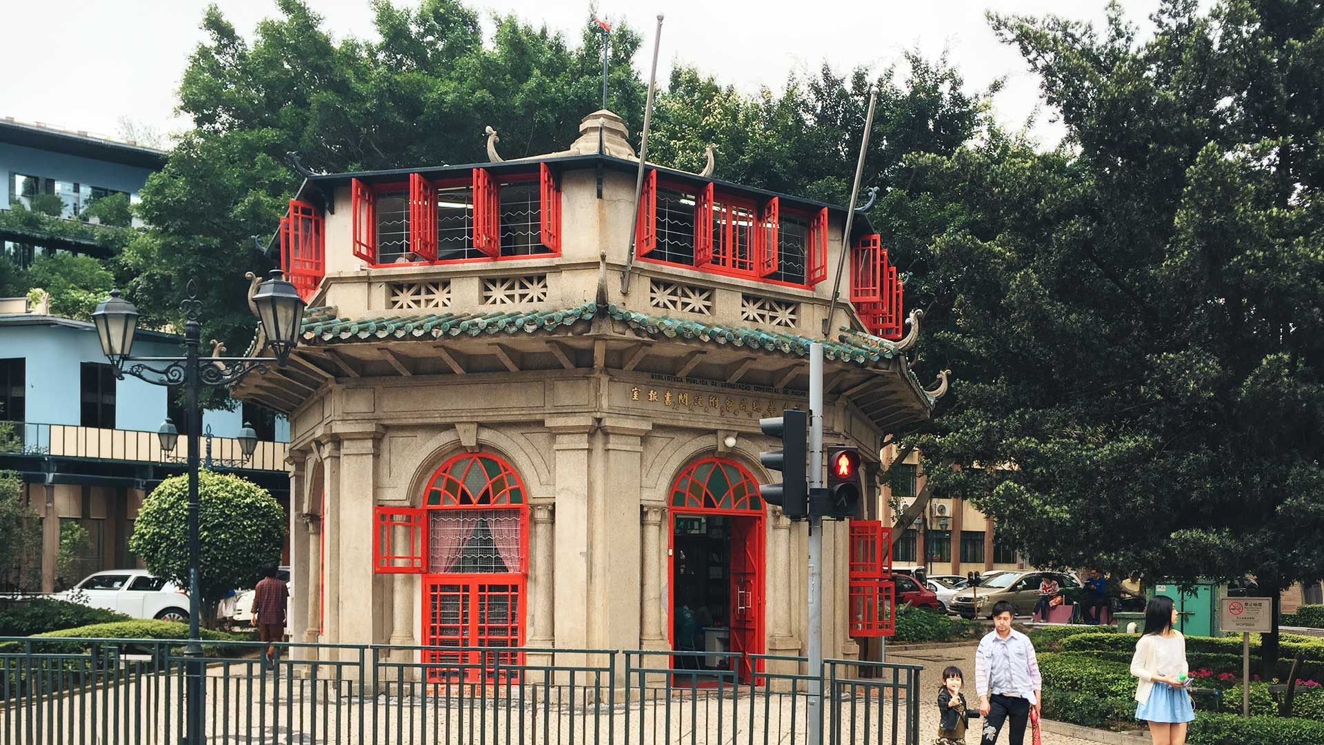 八角亭圖書館︰ 一個幾乎無人走進去的地標